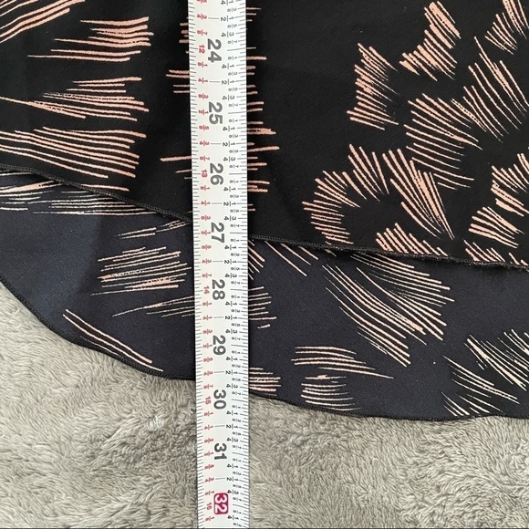 Cabi Short Sleeve Graphic Pattern Blouse Size S - Picture 6 of 6